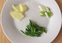 鸡脯肉三丁的做法 步骤2