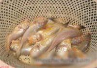 微波炉蒸馒头鱼的做法 步骤1