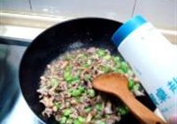 鸡腿菇炒芽豆的做法 步骤7
