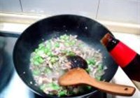 鸡腿菇炒芽豆的做法 步骤6