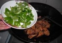 尖椒烧鸡块的做法 步骤6