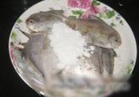 油炸小鲳鱼的做法 步骤3