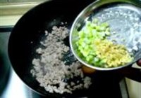 鸡腿菇炒芽豆的做法 步骤3