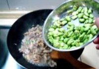 鸡腿菇炒芽豆的做法 步骤5