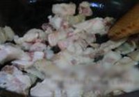 五花肉炒酸菜的做法 步骤4