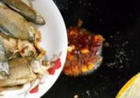 贴饼子熬小鱼的做法 步骤10