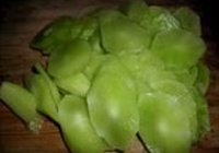 莴笋炒腊肉的做法 步骤3