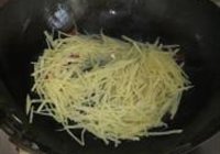 土豆丝炒鸡蛋的做法 步骤8
