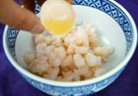 三色虾仁的做法 步骤2