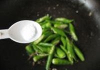 银鱼干炒绿椒的做法 步骤4