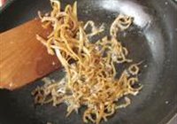 银鱼干炒绿椒的做法 步骤2