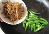 银鱼干炒绿椒的做法 步骤5