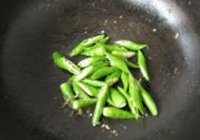 银鱼干炒绿椒的做法 步骤3