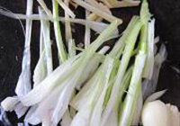 木耳砂锅鸡的做法 步骤1