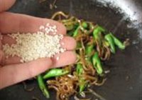 银鱼干炒绿椒的做法 步骤7