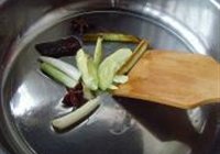 酱焖鲫鱼的做法 步骤4