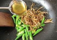 银鱼干炒绿椒的做法 步骤6
