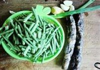 豆角炒香肠的做法 步骤1