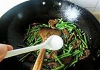 豆角炒香肠的做法 步骤8
