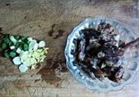 豆角炒香肠的做法 步骤3