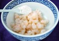 三色虾仁的做法 步骤3