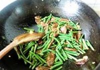 豆角炒香肠的做法 步骤9