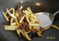 土豆炝炒牙签肉的做法 步骤6