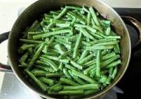 豆角炒香肠的做法 步骤2