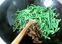 豆角炒香肠的做法 步骤6