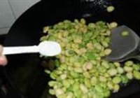 炒蚕豆的做法 步骤4