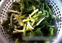 蒜炝芹菜叶的做法 步骤1