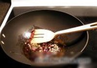 豆豉酱爆凤爪的做法 步骤2