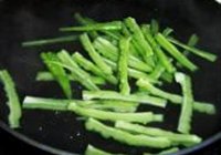 豆豉鲮鱼炒苦瓜的做法 步骤3