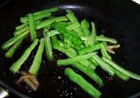 豆豉鲮鱼炒苦瓜的做法 步骤8