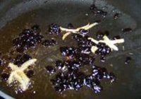 豆豉鲮鱼炒苦瓜的做法 步骤7