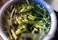 蒜炝芹菜叶的做法 步骤2