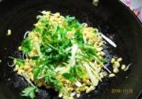 椒香炝豆芽的做法 步骤6