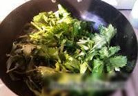 蒜炝芹菜叶的做法 步骤5