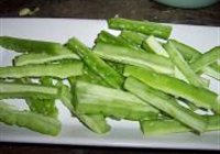豆豉鲮鱼炒苦瓜的做法 步骤2