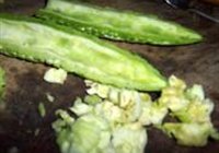 豆豉鲮鱼炒苦瓜的做法 步骤1