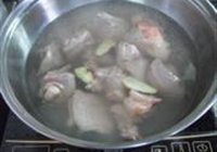 茶菇番鸭煲的做法 步骤3