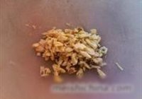蒜炝芹菜叶的做法 步骤3