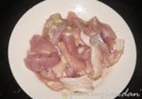 云南小瓜炒猪板根的做法 步骤2