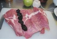夹心肉卷李子的做法 步骤1