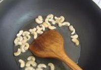腰果香菇炒芥兰梗的做法 步骤4