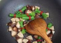 腰果香菇炒芥兰梗的做法 步骤7