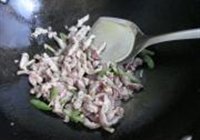 肉炒半边豆角的做法 步骤4