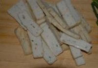 老干妈炒鱼饼的做法 步骤1