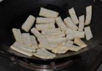 老干妈炒鱼饼的做法 步骤3