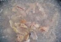 姬松茸炖鸡的做法 步骤3